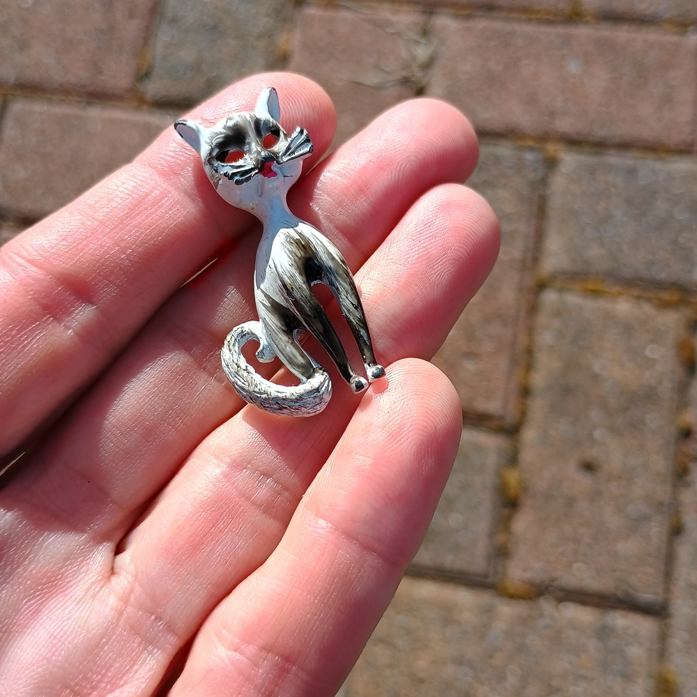 VTG Mid-century enamel Siamese cat brooch, kitsch core vibes, cat lady - Picture 7 of 8